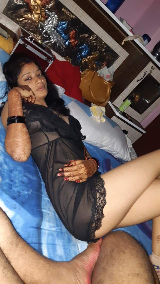 https://pub-5fcdf72a54cd4edbb03ec3edaa415a42.r2.dev/nakedleaks/spicy_bhabhi_taking_nude_pictures_with_husband/15.jpg
