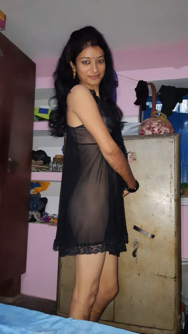 https://pub-5fcdf72a54cd4edbb03ec3edaa415a42.r2.dev/nakedleaks/spicy_bhabhi_taking_nude_pictures_with_husband/5.jpg
