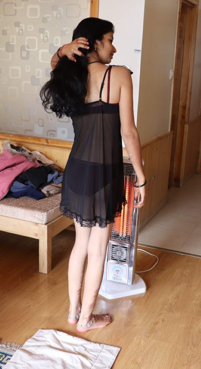 https://pub-5fcdf72a54cd4edbb03ec3edaa415a42.r2.dev/nakedleaks/spicy_bhabhi_taking_nude_pictures_with_husband/7.jpg