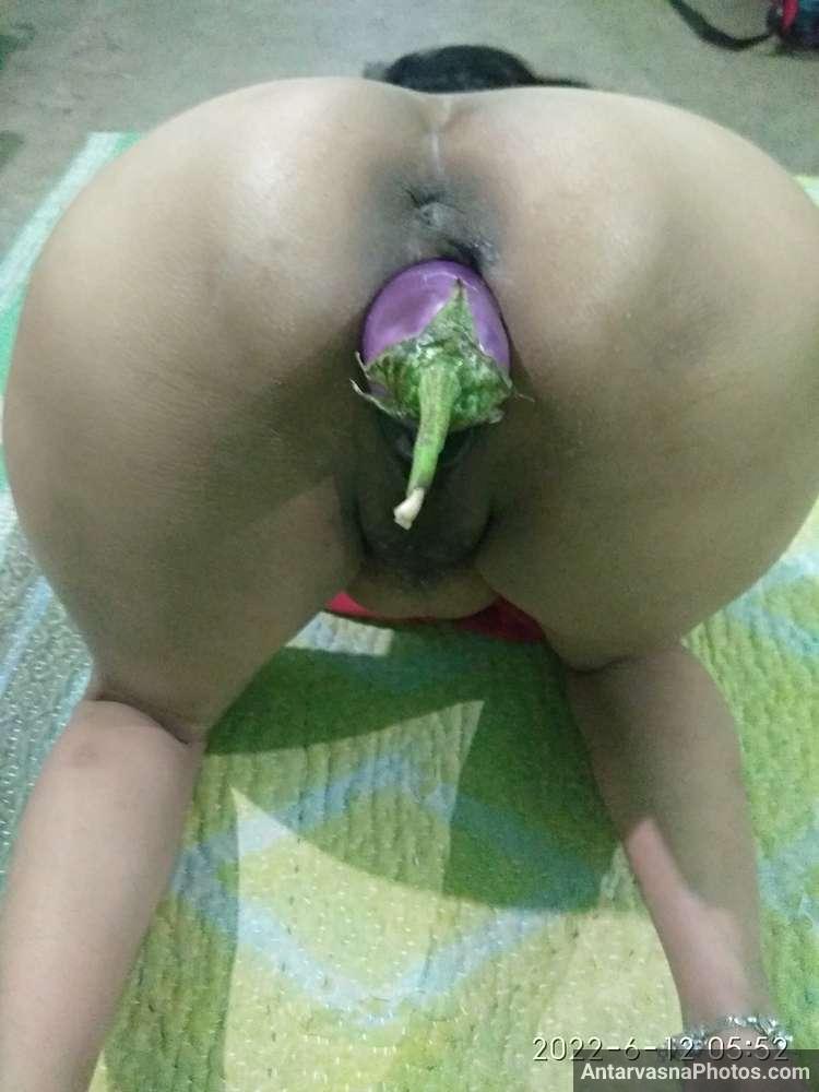 Spicy Indian aunty feeds her pussy with veggies!