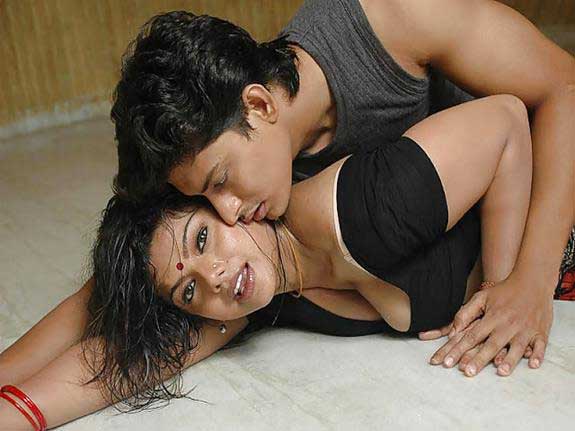 https://pub-5fcdf72a54cd4edbb03ec3edaa415a42.r2.dev/nakedleaks/spouse_betrayal_in_indian_erotic_images/8.jpg