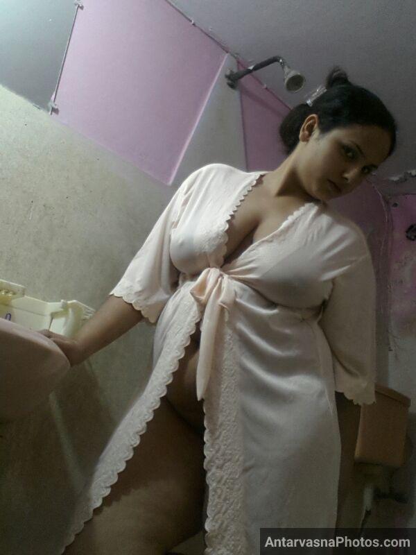 https://pub-5fcdf72a54cd4edbb03ec3edaa415a42.r2.dev/nakedleaks/spouse_captures_desi_wife's_intimate_photos/19.jpg