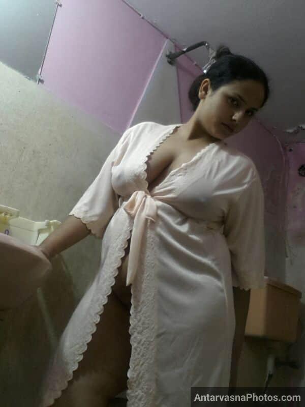 https://pub-5fcdf72a54cd4edbb03ec3edaa415a42.r2.dev/nakedleaks/spouse_captures_desi_wife's_intimate_photos/21.jpg