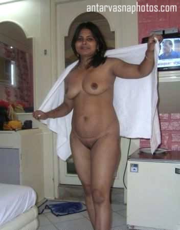 https://pub-5fcdf72a54cd4edbb03ec3edaa415a42.r2.dev/nakedleaks/steamy_photos_of_a_passionate_bihari_aunt/3.jpg