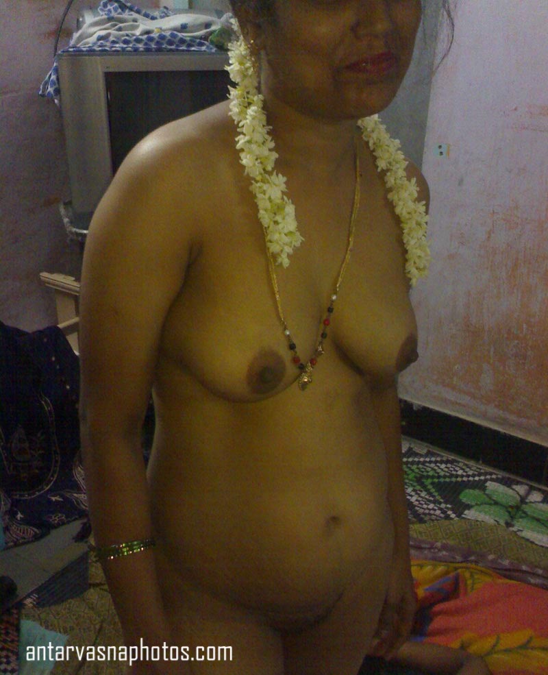 https://pub-5fcdf72a54cd4edbb03ec3edaa415a42.r2.dev/nakedleaks/stunning_images_of_indian_wife's_sensual_curves/4.jpg