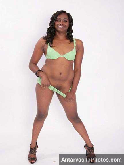 https://pub-5fcdf72a54cd4edbb03ec3edaa415a42.r2.dev/nakedleaks/stunning_images_of_kahini's_intimate_moments/1.jpg