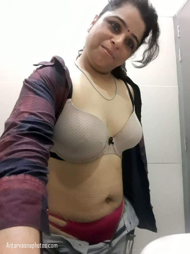 https://pub-5fcdf72a54cd4edbb03ec3edaa415a42.r2.dev/nakedleaks/stylish_bra_collection:_desi_bhabhi's_photos/15.jpg