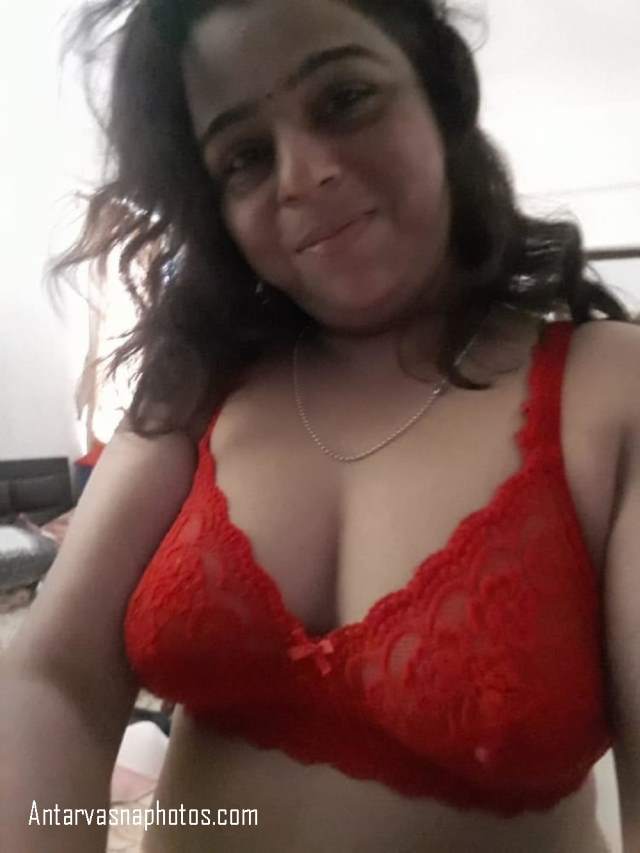 https://pub-5fcdf72a54cd4edbb03ec3edaa415a42.r2.dev/nakedleaks/stylish_bra_collection:_desi_bhabhi's_photos/4.jpg
