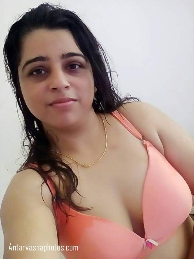 https://pub-5fcdf72a54cd4edbb03ec3edaa415a42.r2.dev/nakedleaks/stylish_bra_collection:_desi_bhabhi's_photos/6.jpg