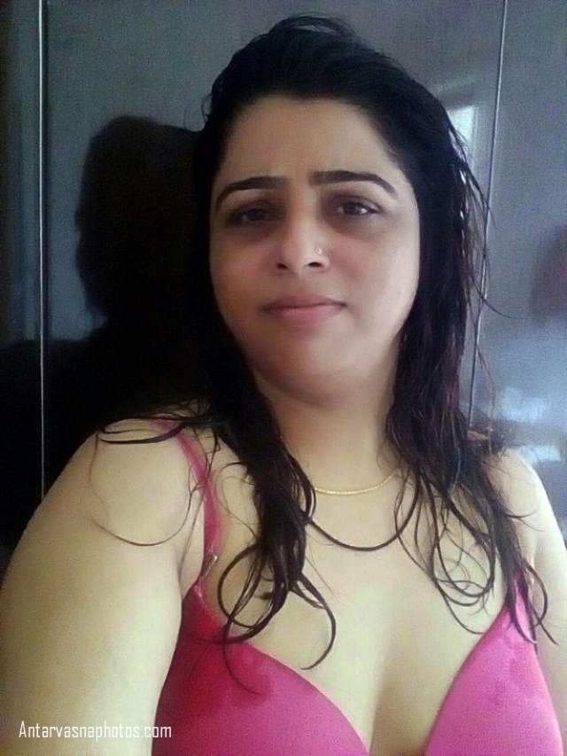 https://pub-5fcdf72a54cd4edbb03ec3edaa415a42.r2.dev/nakedleaks/stylish_bra_collection:_desi_bhabhi's_photos/9.jpg