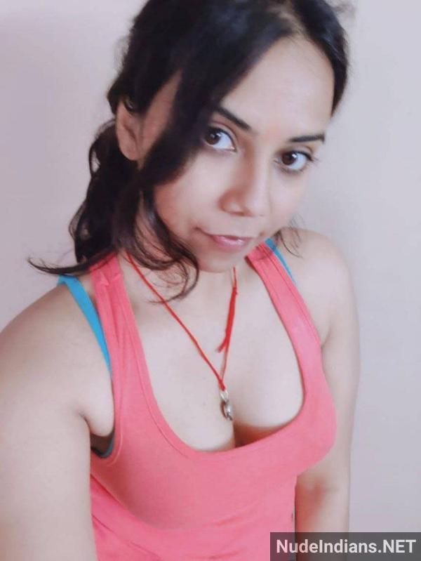 https://pub-5fcdf72a54cd4edbb03ec3edaa415a42.r2.dev/nakedleaks/surat_girlfriend_sonal_flaunts_plump_breasts_in_snug_bra_for_seductive_fun/1.jpg