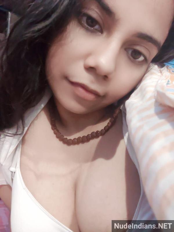 https://pub-5fcdf72a54cd4edbb03ec3edaa415a42.r2.dev/nakedleaks/surat_girlfriend_sonal_flaunts_plump_breasts_in_snug_bra_for_seductive_fun/2.jpg