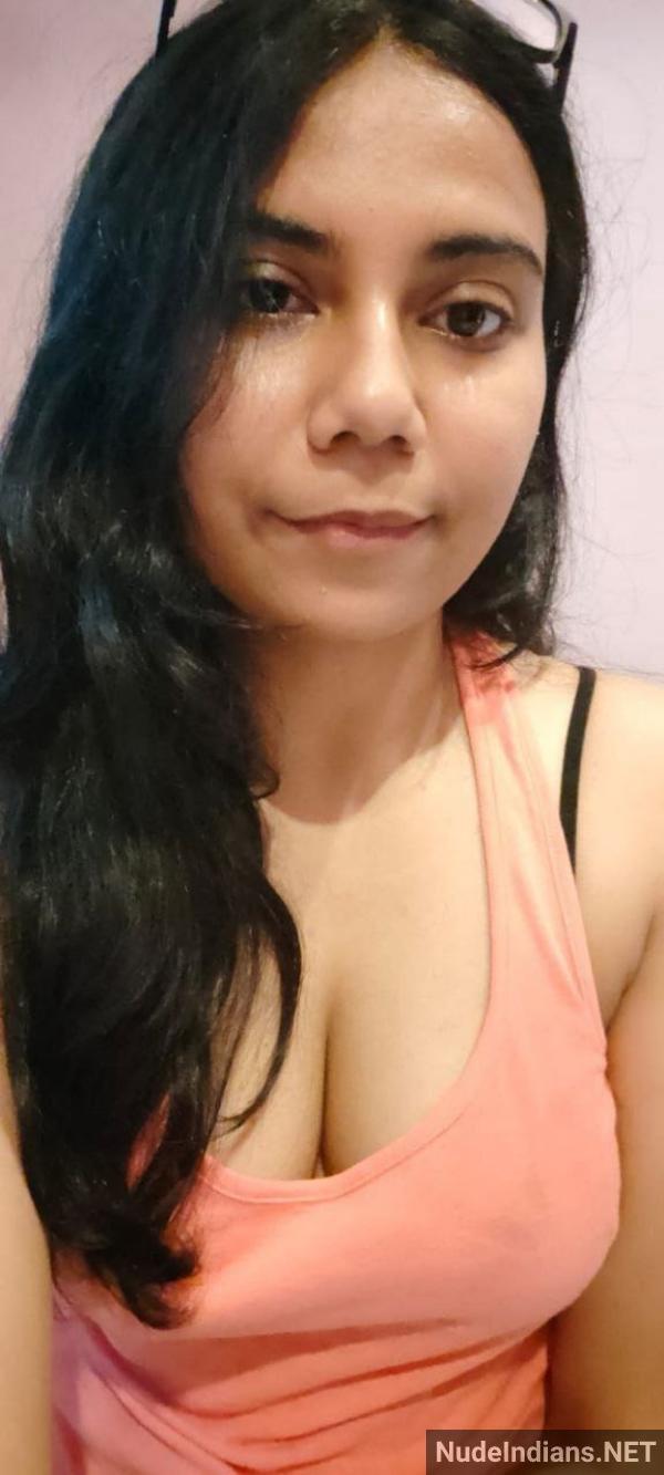 https://pub-5fcdf72a54cd4edbb03ec3edaa415a42.r2.dev/nakedleaks/surat_girlfriend_sonal_flaunts_plump_breasts_in_snug_bra_for_seductive_fun/32.jpg