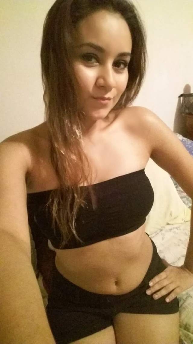 https://pub-5fcdf72a54cd4edbb03ec3edaa415a42.r2.dev/nakedleaks/teena's_selfies_showcasing_her_boobs/0.jpg
