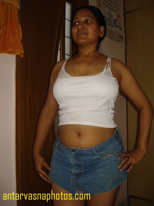 https://pub-5fcdf72a54cd4edbb03ec3edaa415a42.r2.dev/nakedleaks/the_seductive_pictures_of_my_friend's_elder_sister/0.jpg