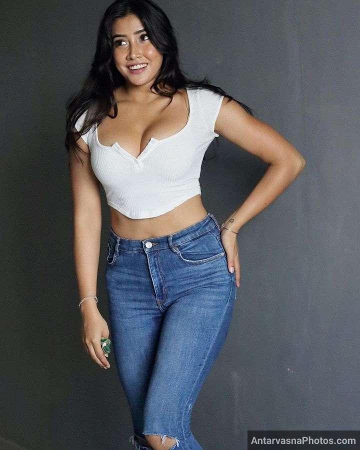 https://pub-5fcdf72a54cd4edbb03ec3edaa415a42.r2.dev/nakedleaks/tiktok_sensation_sofiya_ansari's_34_provocative_images/14.jpg
