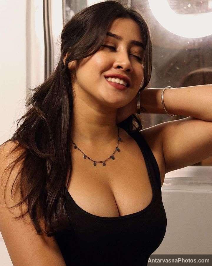 https://pub-5fcdf72a54cd4edbb03ec3edaa415a42.r2.dev/nakedleaks/tiktok_sensation_sofiya_ansari's_34_provocative_images/16.jpg
