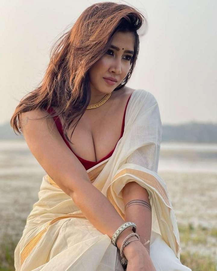 https://pub-5fcdf72a54cd4edbb03ec3edaa415a42.r2.dev/nakedleaks/tiktok_sensation_sofiya_ansari's_34_provocative_images/23.jpg