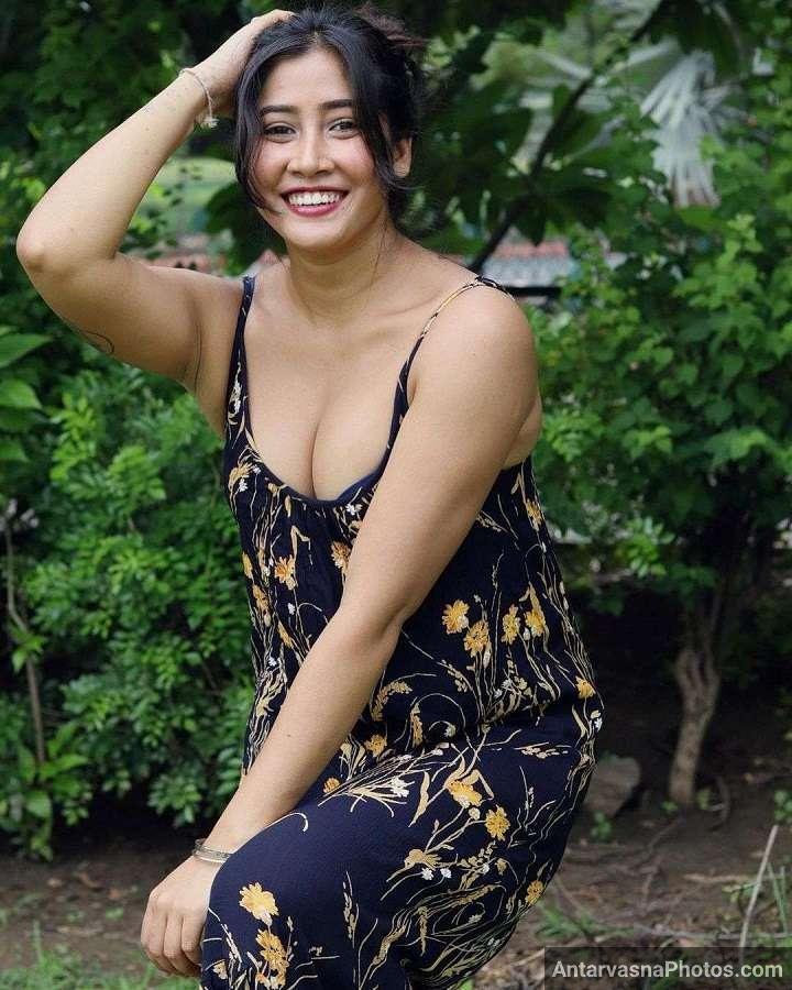https://pub-5fcdf72a54cd4edbb03ec3edaa415a42.r2.dev/nakedleaks/tiktok_sensation_sofiya_ansari's_34_provocative_images/31.jpg