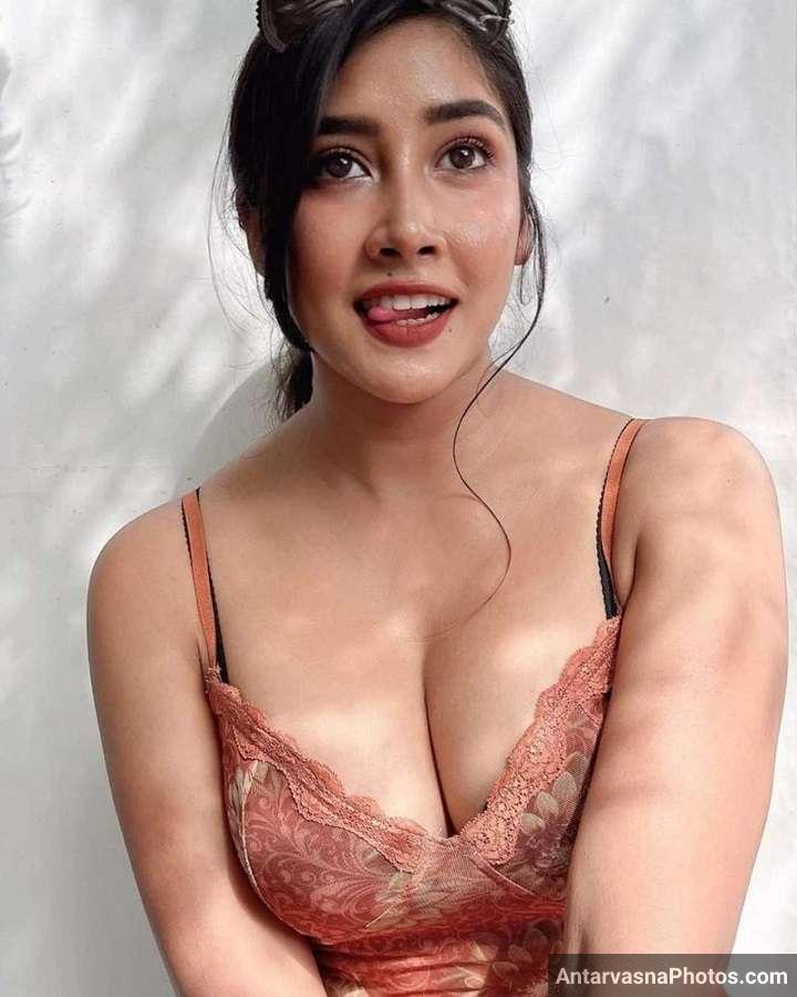 https://pub-5fcdf72a54cd4edbb03ec3edaa415a42.r2.dev/nakedleaks/tiktok_sensation_sofiya_ansari's_34_provocative_images/4.jpg