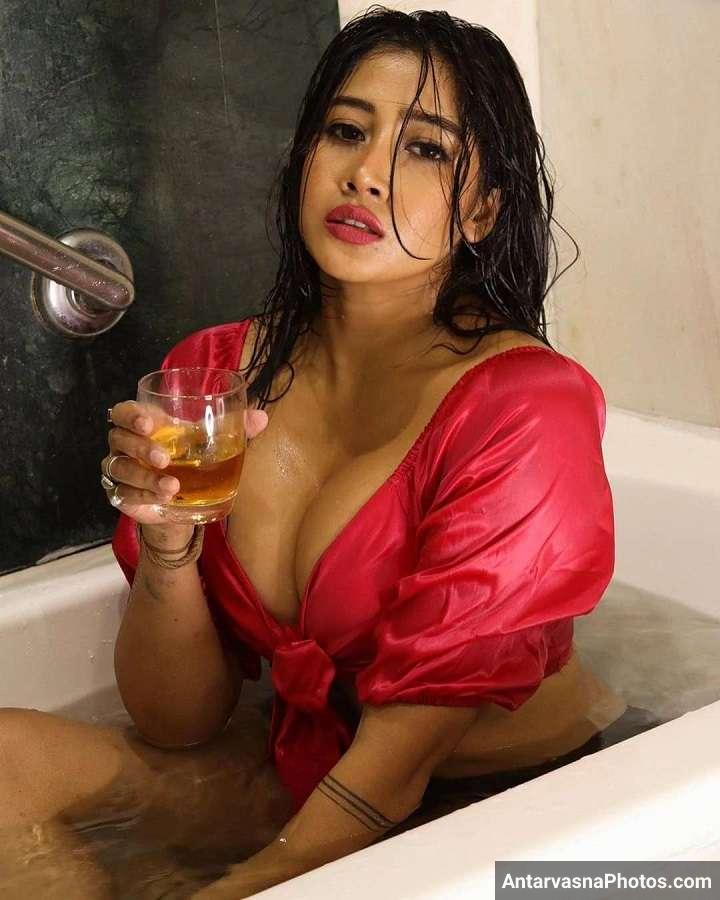https://pub-5fcdf72a54cd4edbb03ec3edaa415a42.r2.dev/nakedleaks/tiktok_sensation_sofiya_ansari's_34_provocative_images/5.jpg