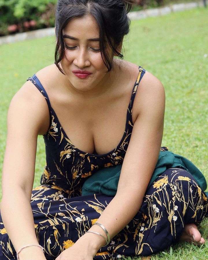 https://pub-5fcdf72a54cd4edbb03ec3edaa415a42.r2.dev/nakedleaks/tiktok_sensation_sofiya_ansari's_34_provocative_images/7.jpg
