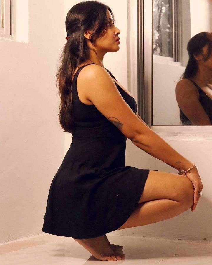 https://pub-5fcdf72a54cd4edbb03ec3edaa415a42.r2.dev/nakedleaks/tiktok_sensation_sofiya_ansari's_34_provocative_images/9.jpg