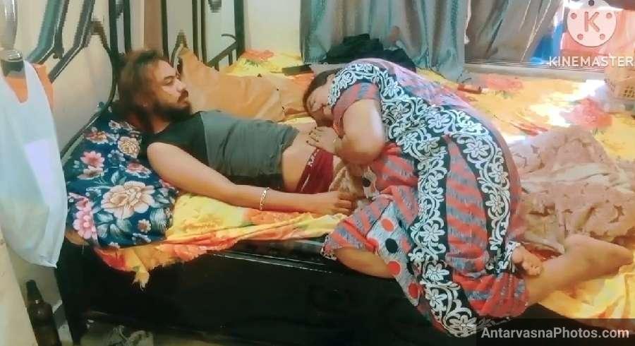 https://pub-5fcdf72a54cd4edbb03ec3edaa415a42.r2.dev/nakedleaks/unemployed_nephew_seductive_desi_aunty_intimate_photos/1.jpg