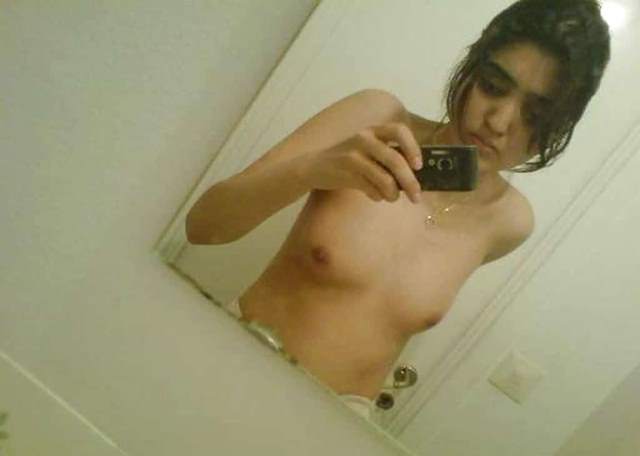 https://pub-5fcdf72a54cd4edbb03ec3edaa415a42.r2.dev/nakedleaks/unveiling_sensuous_desi_girl_image/4.jpg