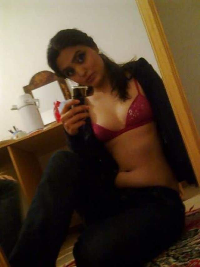 https://pub-5fcdf72a54cd4edbb03ec3edaa415a42.r2.dev/nakedleaks/unveiling_sensuous_desi_girl_image/9.jpg