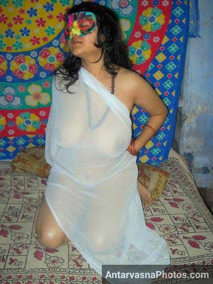 https://pub-5fcdf72a54cd4edbb03ec3edaa415a42.r2.dev/nakedleaks/velamma_bhabhi's_busty_pose/2.jpg