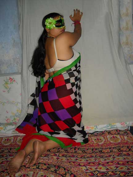 https://pub-5fcdf72a54cd4edbb03ec3edaa415a42.r2.dev/nakedleaks/velamma_bhabhi_seductive_in_traditional_attire/0.jpg