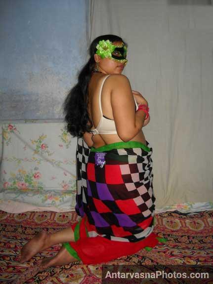 https://pub-5fcdf72a54cd4edbb03ec3edaa415a42.r2.dev/nakedleaks/velamma_bhabhi_seductive_in_traditional_attire/1.jpg