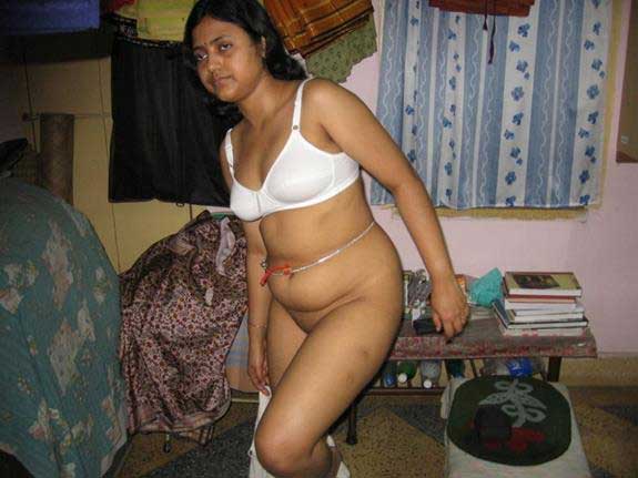 https://pub-5fcdf72a54cd4edbb03ec3edaa415a42.r2.dev/nakedleaks/vibrant_indian_chut_photos/7.jpg
