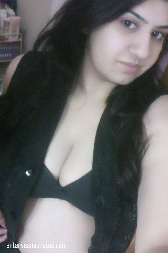 https://pub-5fcdf72a54cd4edbb03ec3edaa415a42.r2.dev/nakedleaks/view_hot_aunt's_revealing_desi_pictures/1.jpg