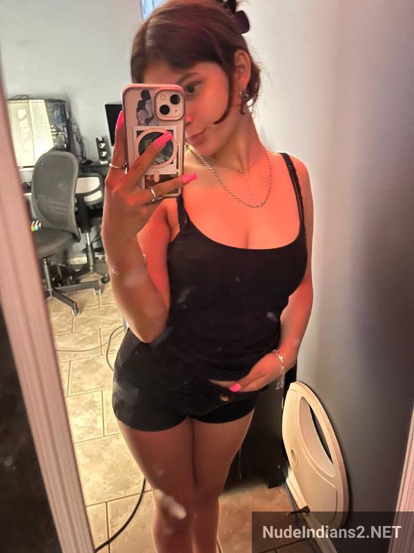 https://pub-5fcdf72a54cd4edbb03ec3edaa415a42.r2.dev/nakedleaks/view_nude_photos_of_british_nri_girl_sofia_revealing_her_slim_body/18.jpg