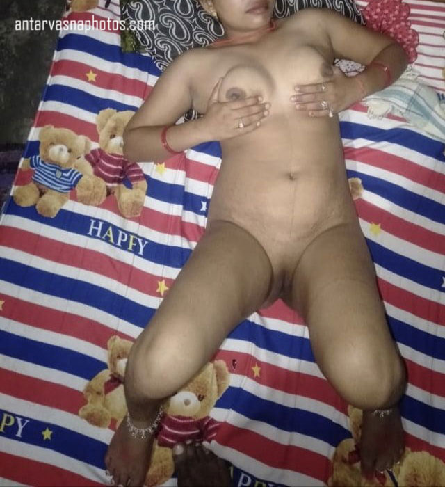 https://pub-5fcdf72a54cd4edbb03ec3edaa415a42.r2.dev/nakedleaks/village's_alluring_bhabhi's_traditional_private_images/4.jpg