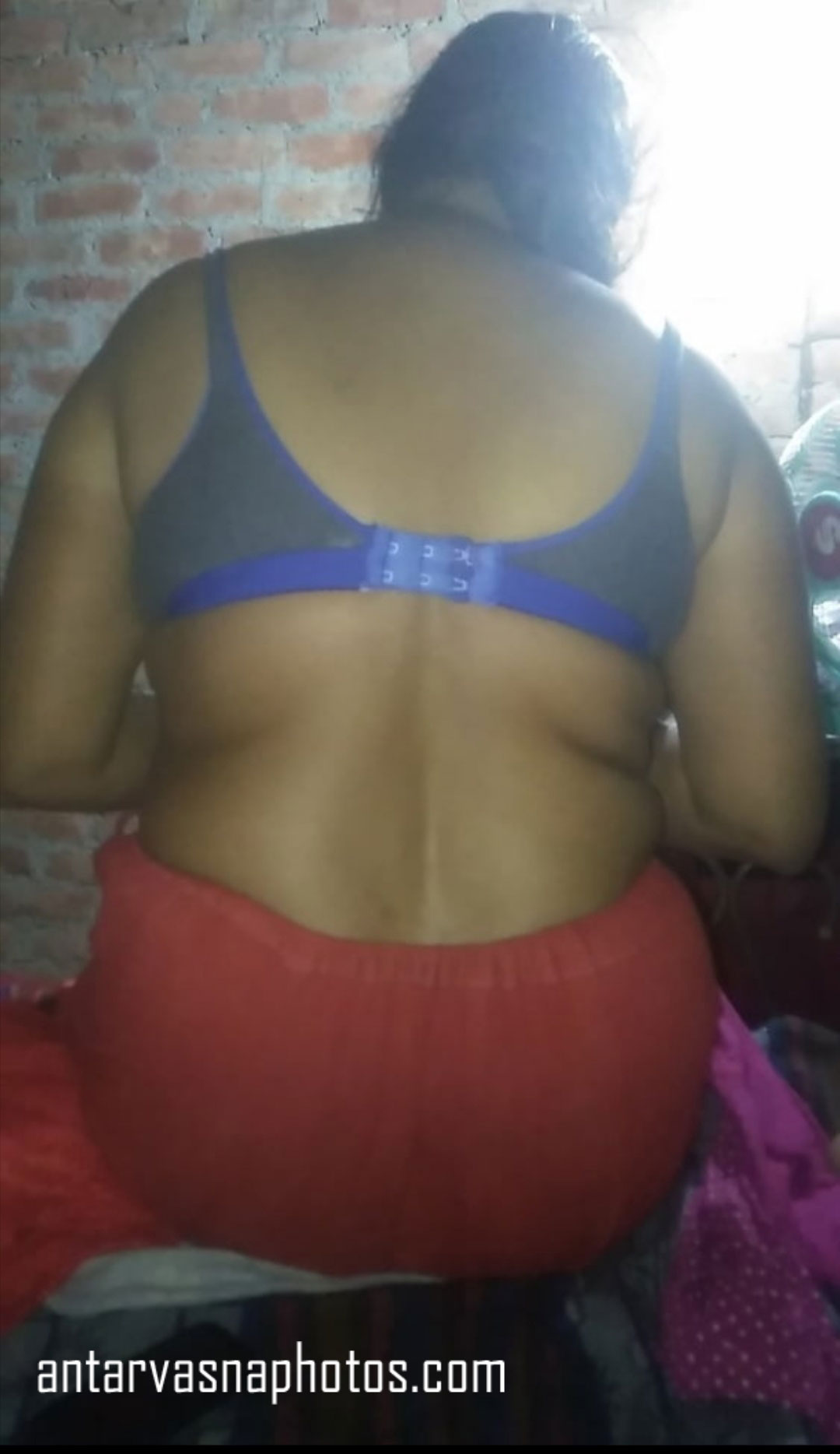 https://pub-5fcdf72a54cd4edbb03ec3edaa415a42.r2.dev/nakedleaks/village_lady's_alluring_cleavage_captured/0.jpg