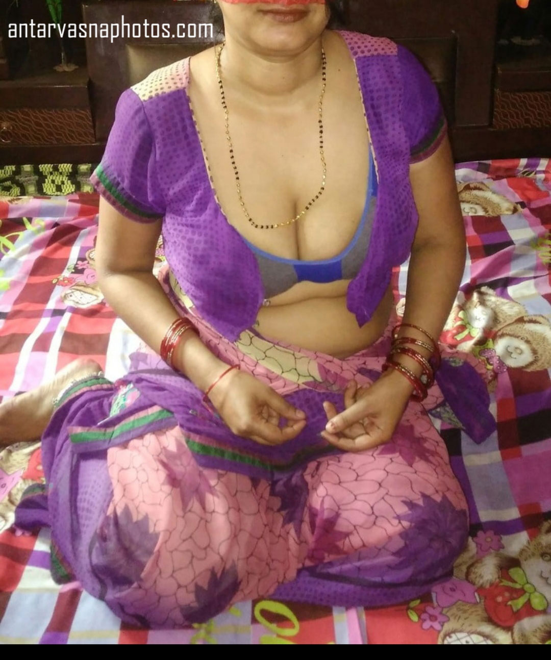 https://pub-5fcdf72a54cd4edbb03ec3edaa415a42.r2.dev/nakedleaks/village_lady's_alluring_cleavage_captured/2.jpg