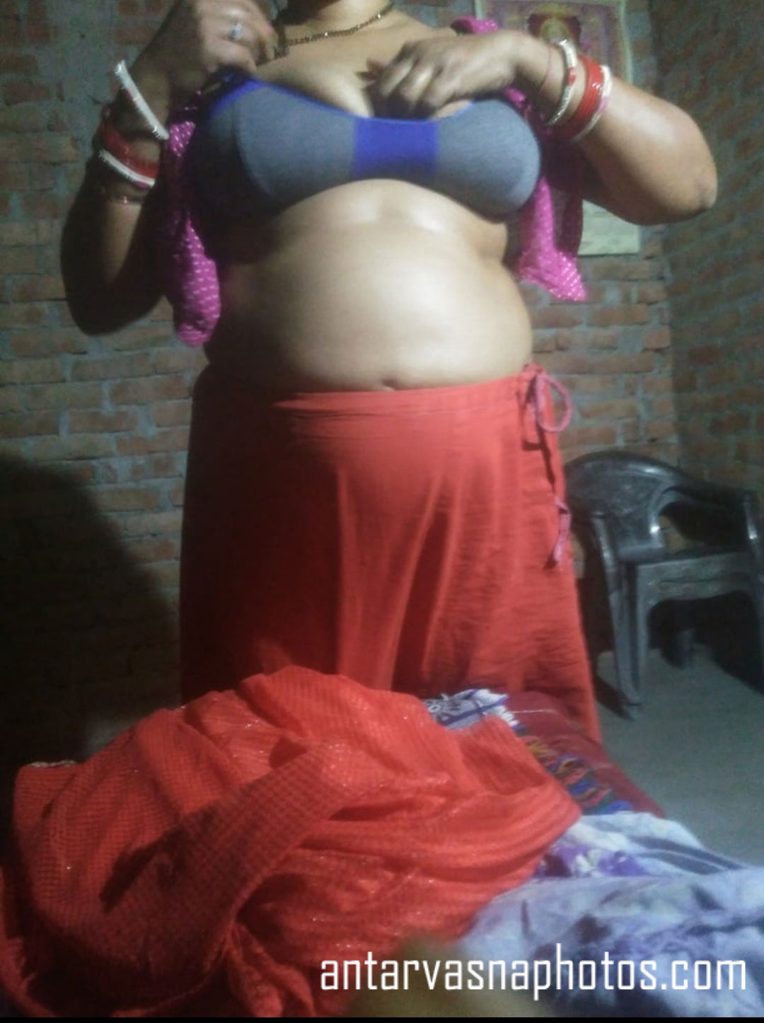 https://pub-5fcdf72a54cd4edbb03ec3edaa415a42.r2.dev/nakedleaks/village_lady's_alluring_cleavage_captured/3.jpg