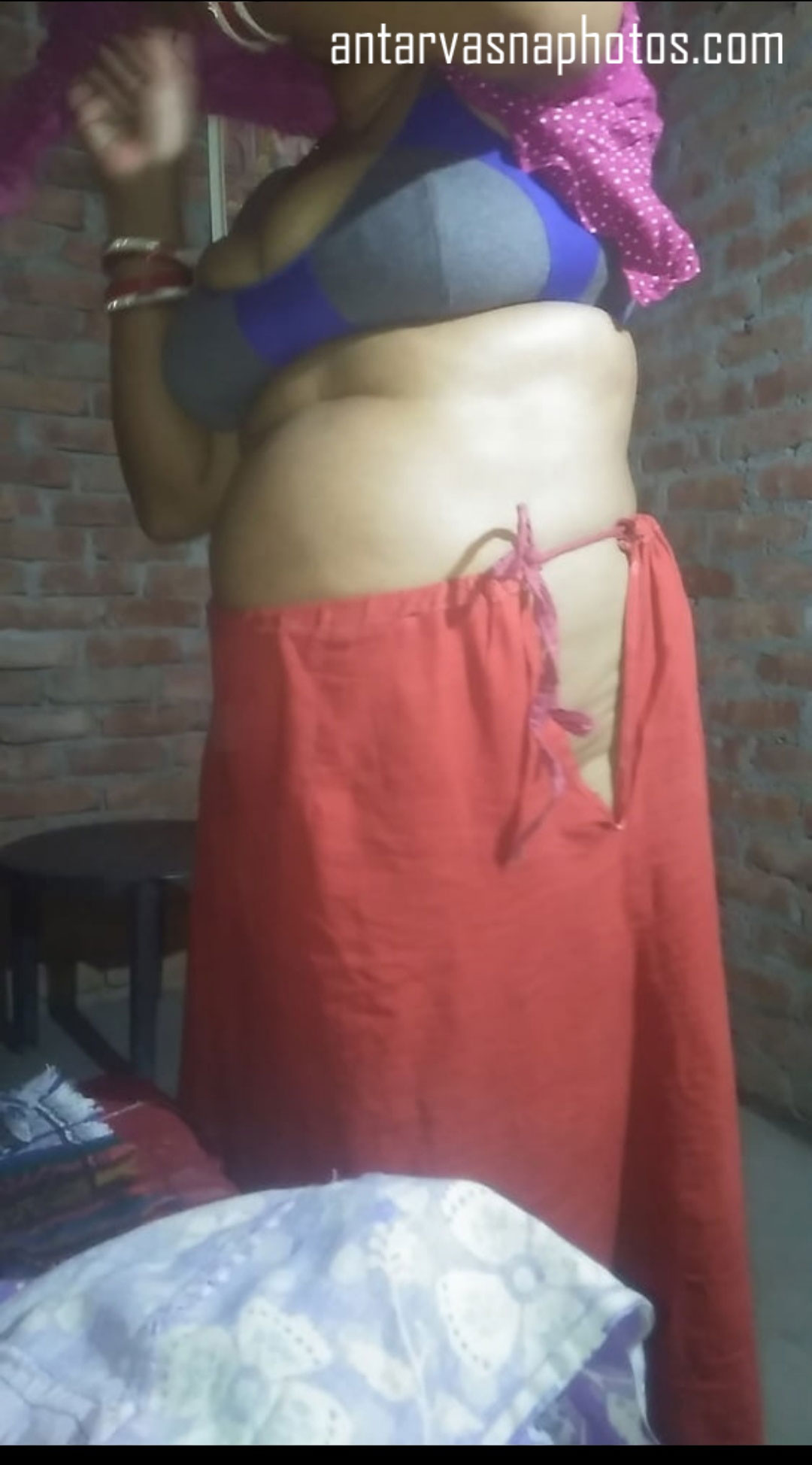 https://pub-5fcdf72a54cd4edbb03ec3edaa415a42.r2.dev/nakedleaks/village_lady's_alluring_cleavage_captured/5.jpg