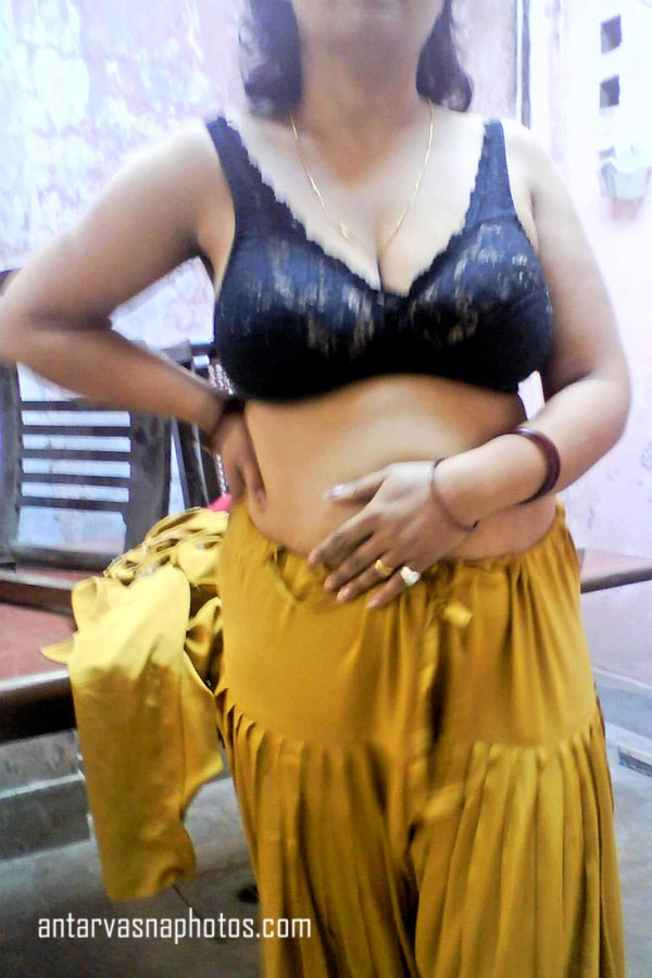 https://pub-5fcdf72a54cd4edbb03ec3edaa415a42.r2.dev/nakedleaks/village_lady_radha's_photos_of_generous_physique/0.jpg