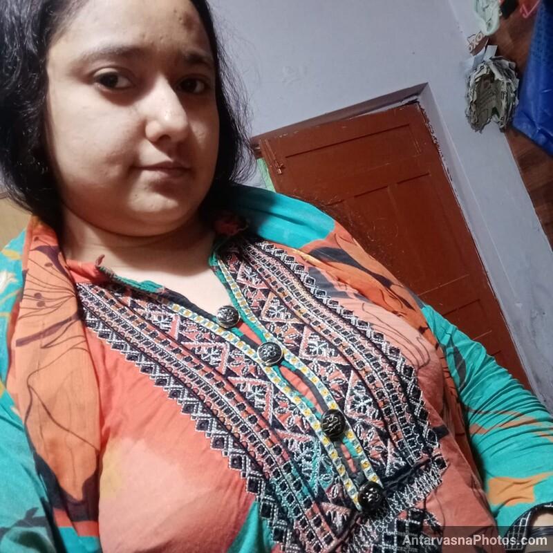 https://pub-5fcdf72a54cd4edbb03ec3edaa415a42.r2.dev/nakedleaks/village_school_teacher's_tanker_boobs:_pakistani_aunty/0.jpg