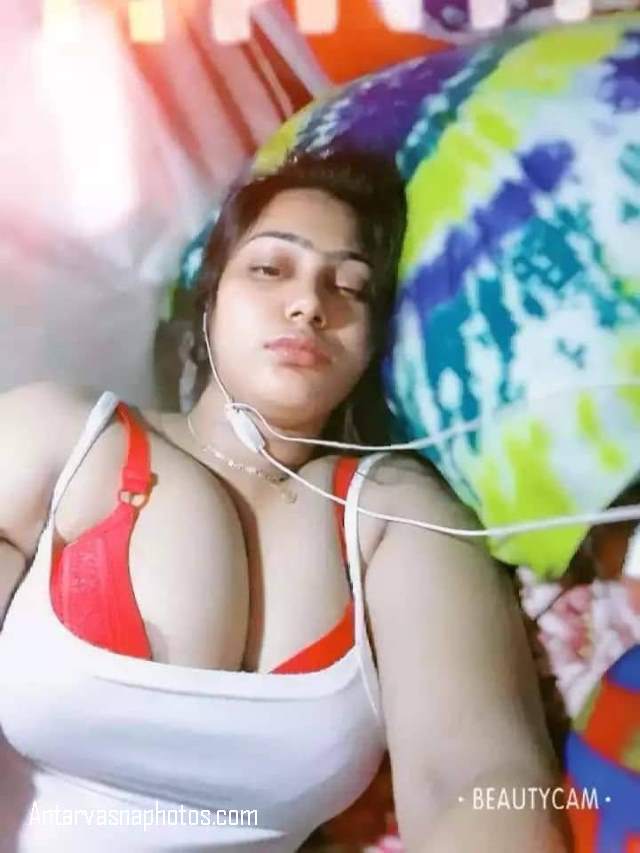 https://pub-5fcdf72a54cd4edbb03ec3edaa415a42.r2.dev/nakedleaks/voluptuous_bhabhi's_revealing_images/2.jpg