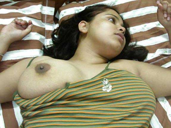 https://pub-5fcdf72a54cd4edbb03ec3edaa415a42.r2.dev/nakedleaks/voluptuous_nri_wife's_sensual_images/4.jpg