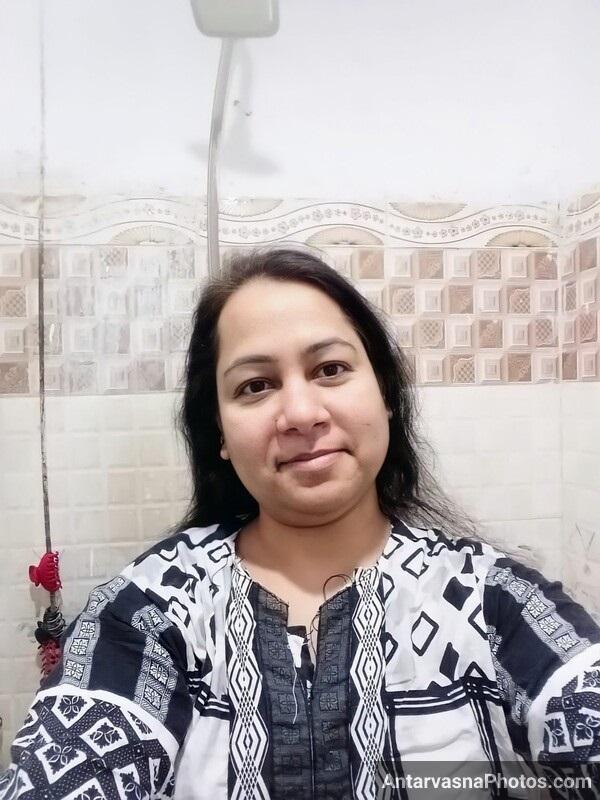 https://pub-5fcdf72a54cd4edbb03ec3edaa415a42.r2.dev/nakedleaks/voluptuous_pakistani_wife_reveals_all_in_intimate_photos/0.jpg