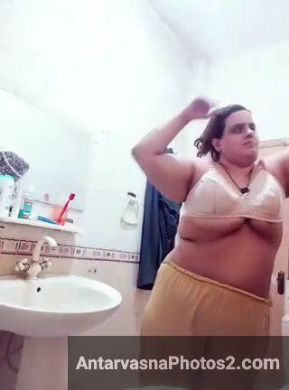 https://pub-5fcdf72a54cd4edbb03ec3edaa415a42.r2.dev/nakedleaks/voluptuous_punjabi_mother's_nude_self-portrait_collection/0.jpg