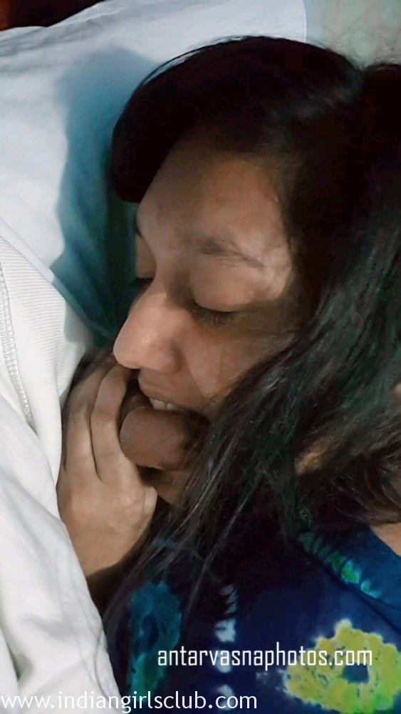 https://pub-5fcdf72a54cd4edbb03ec3edaa415a42.r2.dev/nakedleaks/voluptuous_woman_passionately_sucking_her_boyfriend's_thick,_indian_cock/2.jpg