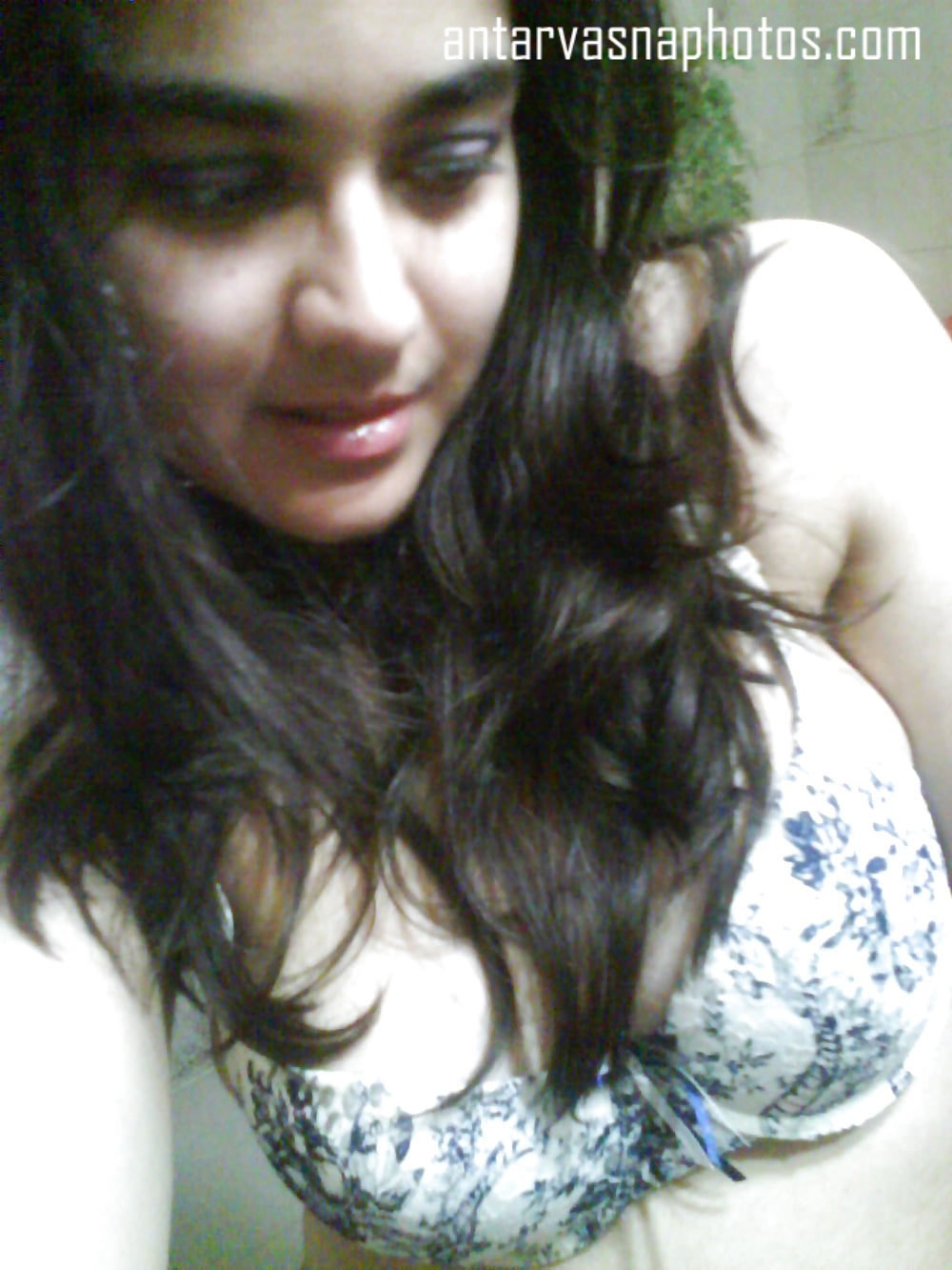 https://pub-5fcdf72a54cd4edbb03ec3edaa415a42.r2.dev/nakedleaks/young_indian_teen_nidhi_revealing_her_firm_breasts/3.jpg